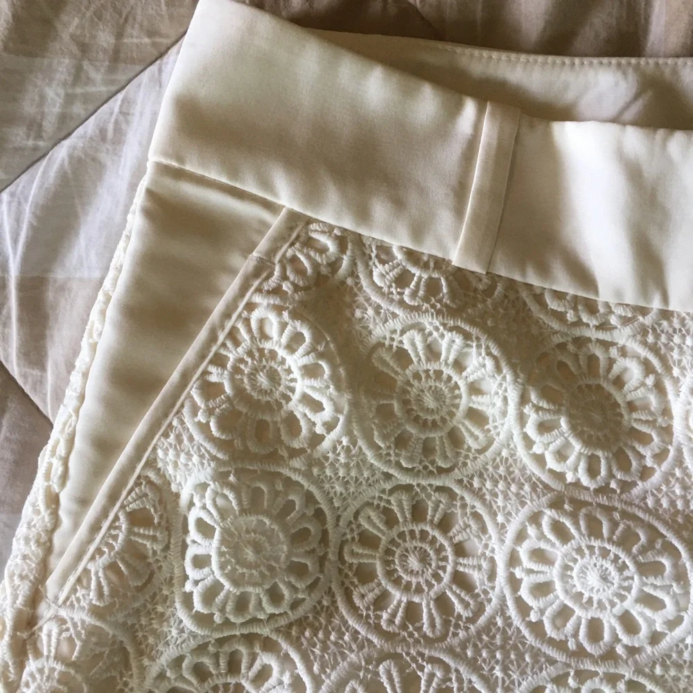 The Limited Elegant Cream Lace Tailored Women's Shorts Size 2